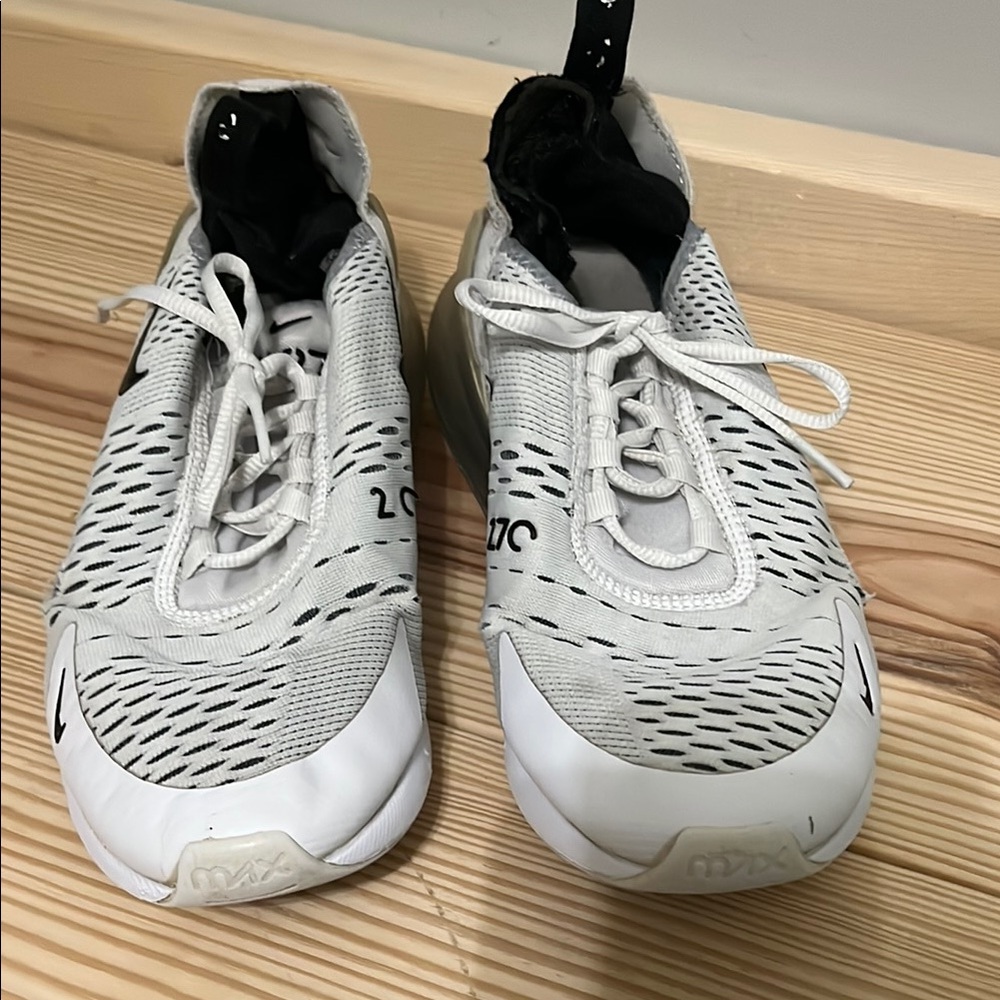 🤍Nike White and Black Athletic Shoes🤍